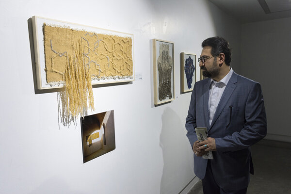 معاون هنری از نمایشگاه «خانم و آقای هنرمند» دیدن کرد